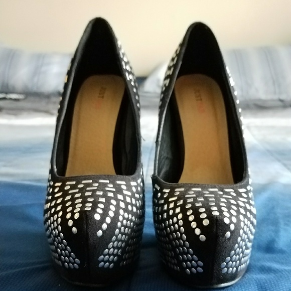 Studded heels size 7 - Picture 2 of 3